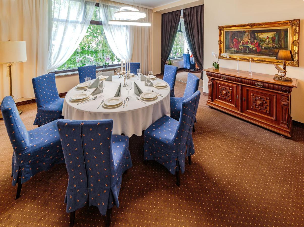 Hotel Fenix เยเลเนียกูรา ภายนอก รูปภาพ