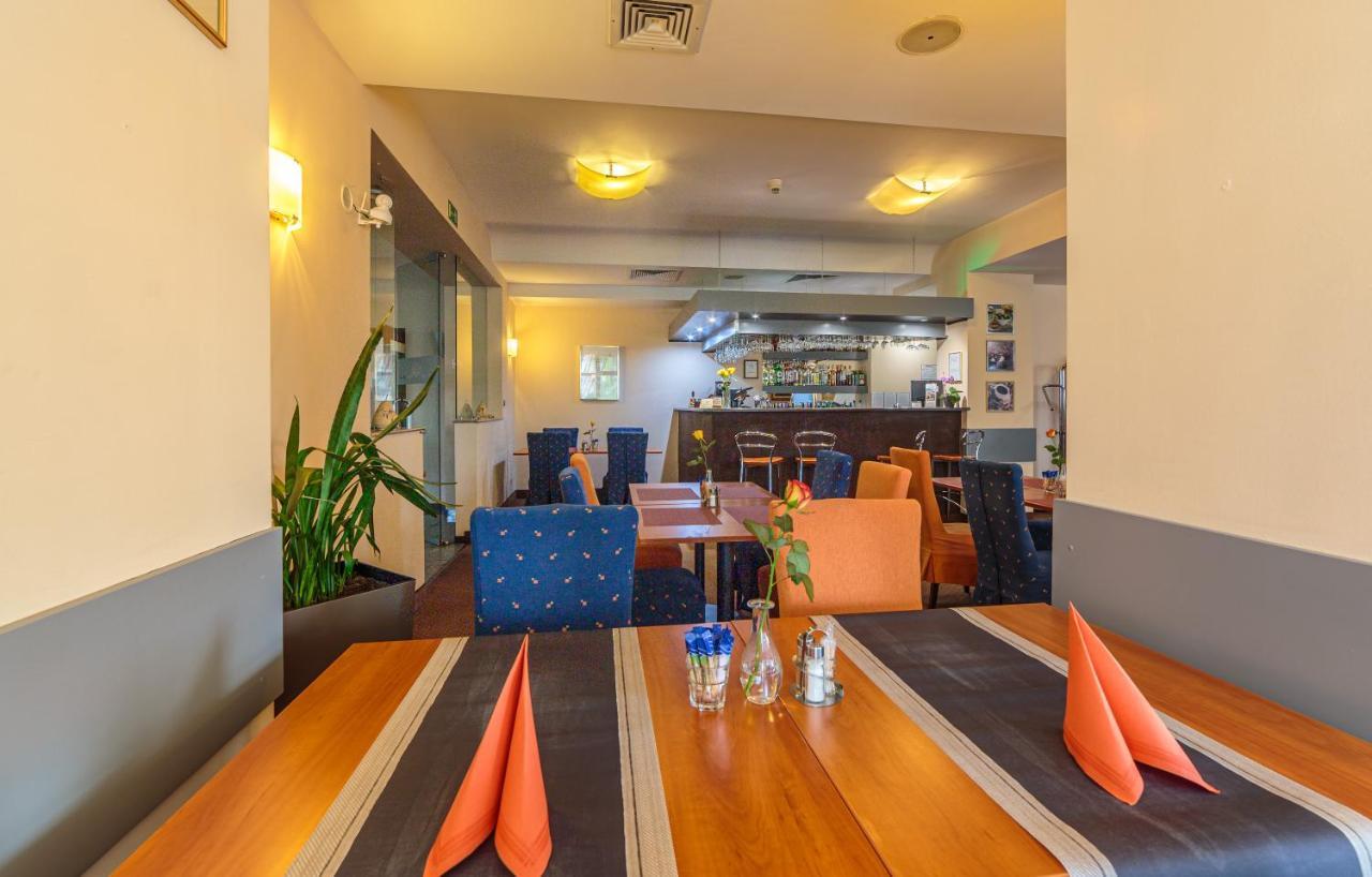 Hotel Fenix เยเลเนียกูรา ภายนอก รูปภาพ