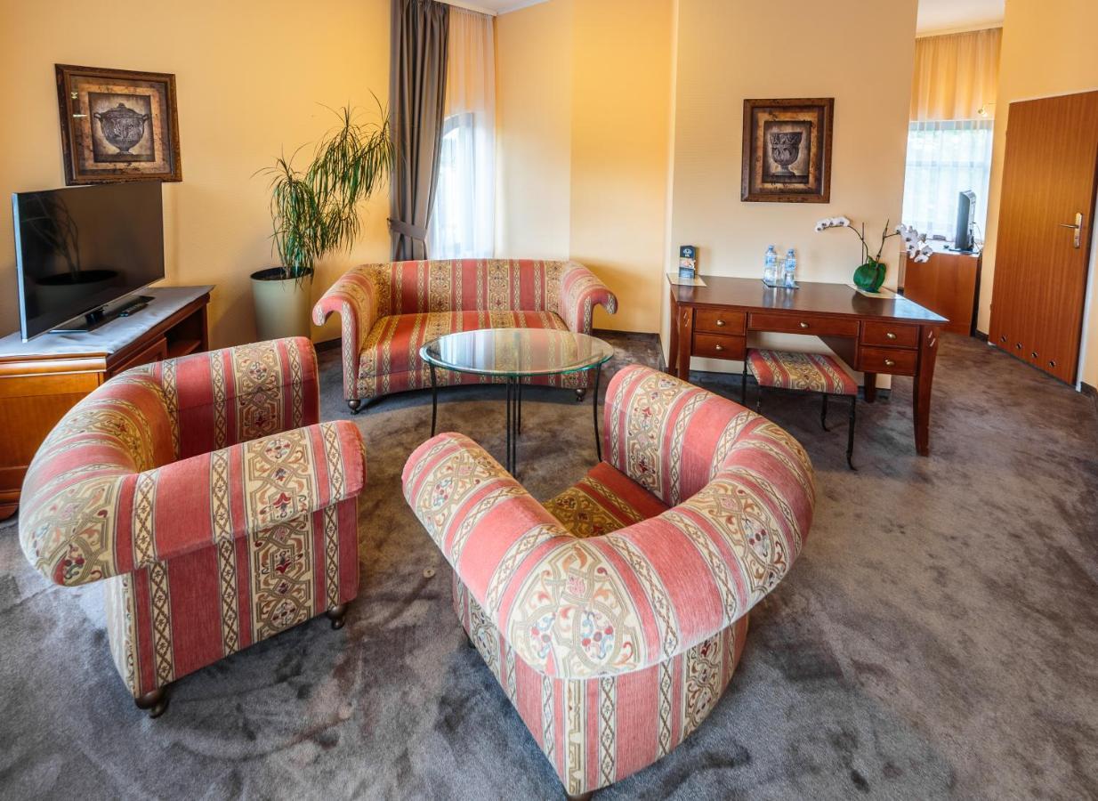 Hotel Fenix เยเลเนียกูรา ภายนอก รูปภาพ