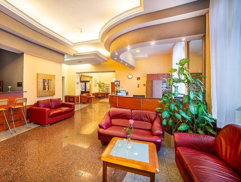 Hotel Fenix เยเลเนียกูรา ภายนอก รูปภาพ